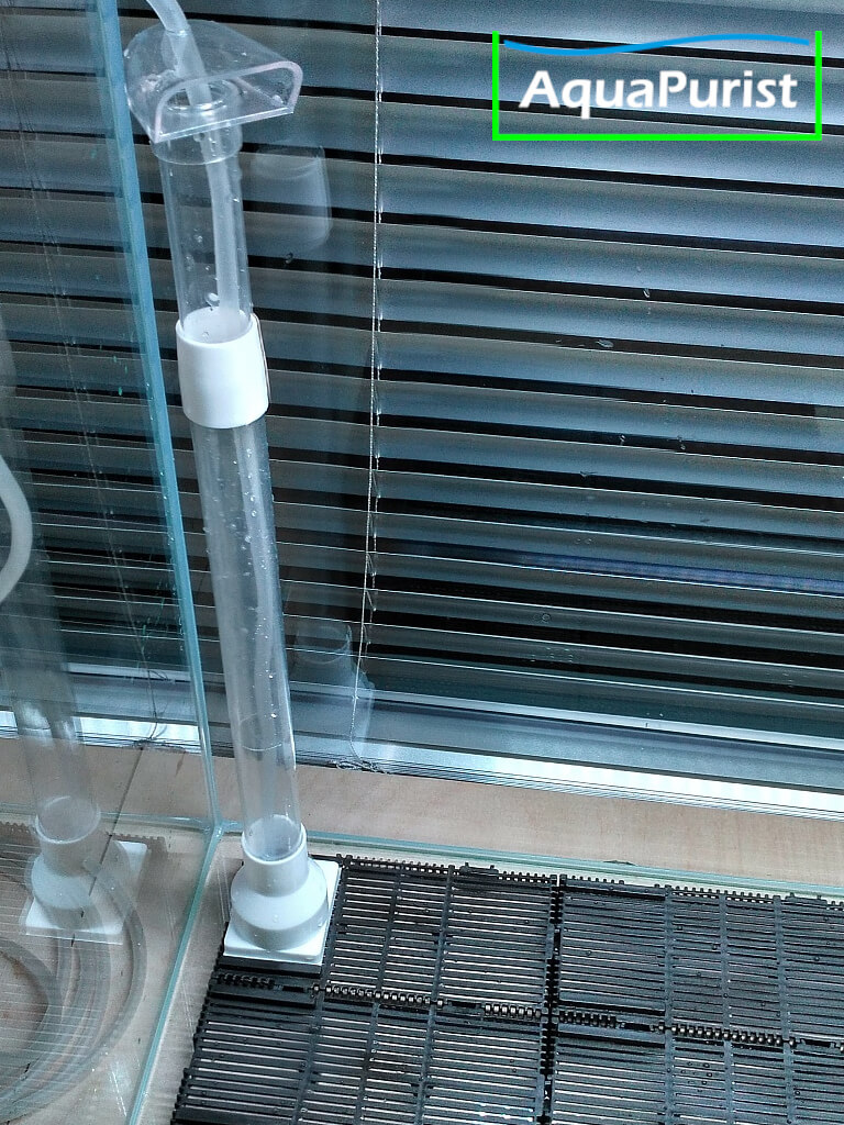 Steigrohr eines Bodenfilters im Aquarium