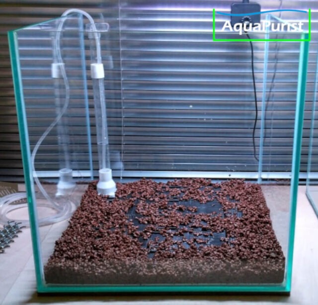 Bodenfilter unter einer Schicht Bodengrund im Aquarium