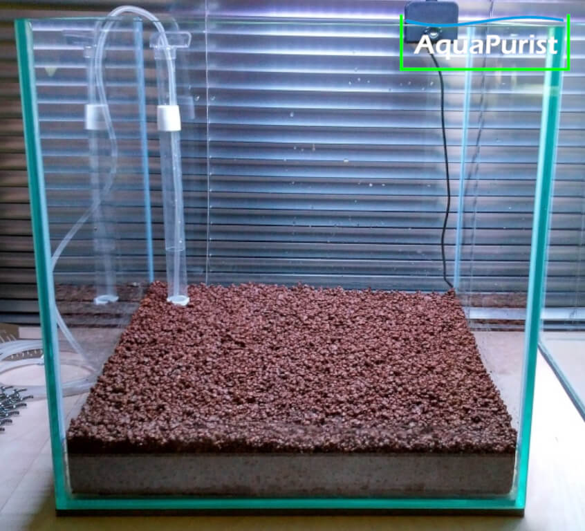 Bodenfilter unter einer Schicht Bodengrund im Aquarium