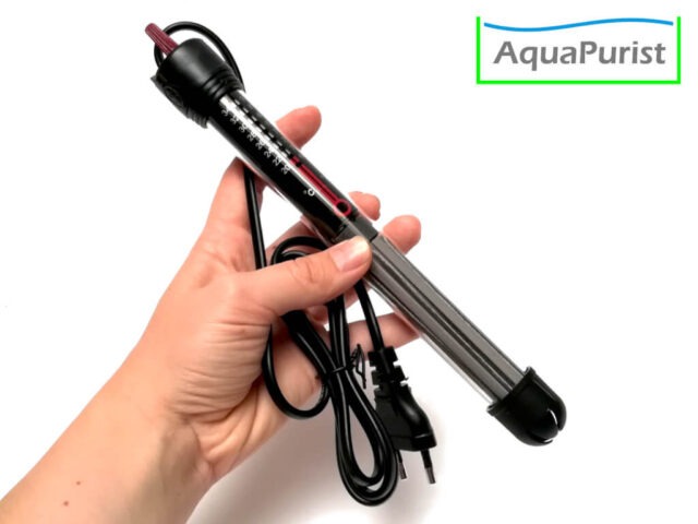 Aquarien-Regelheizer auf einer Hand als Größenvergleich