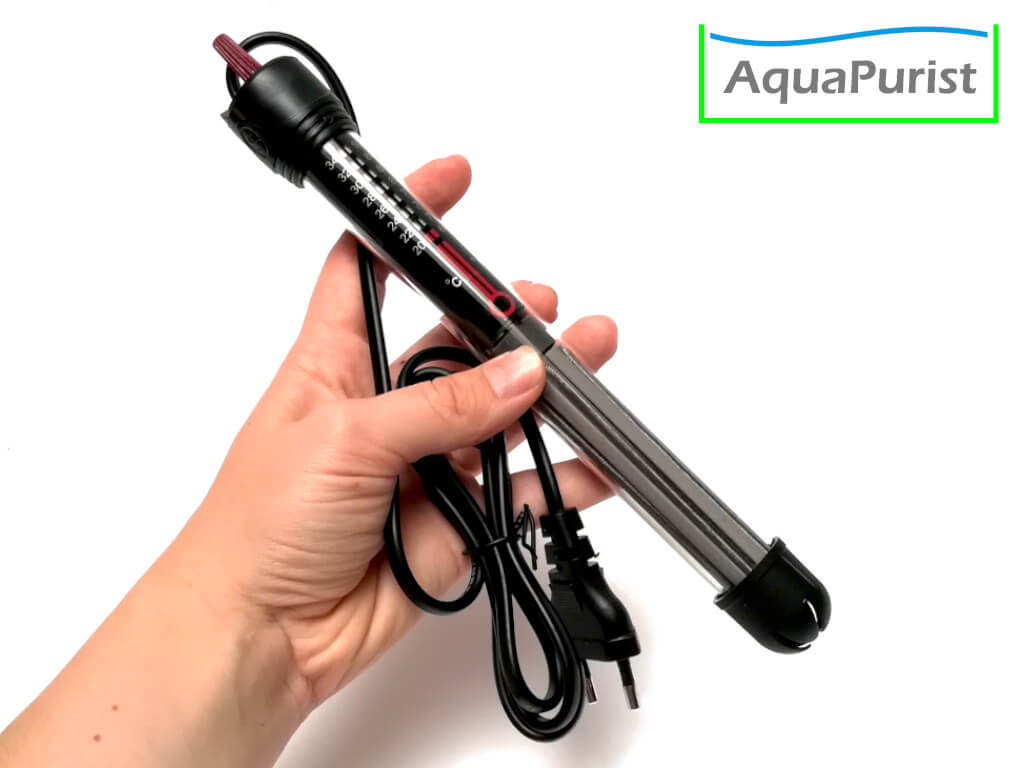Aquarien-Regelheizer auf einer Hand als Größenvergleich