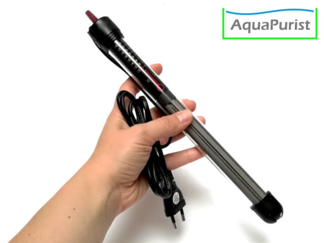 Aquarien-Regelheizer auf einer Hand als Größenvergleich