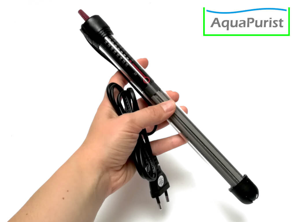 Aquarien-Regelheizer auf einer Hand als Größenvergleich