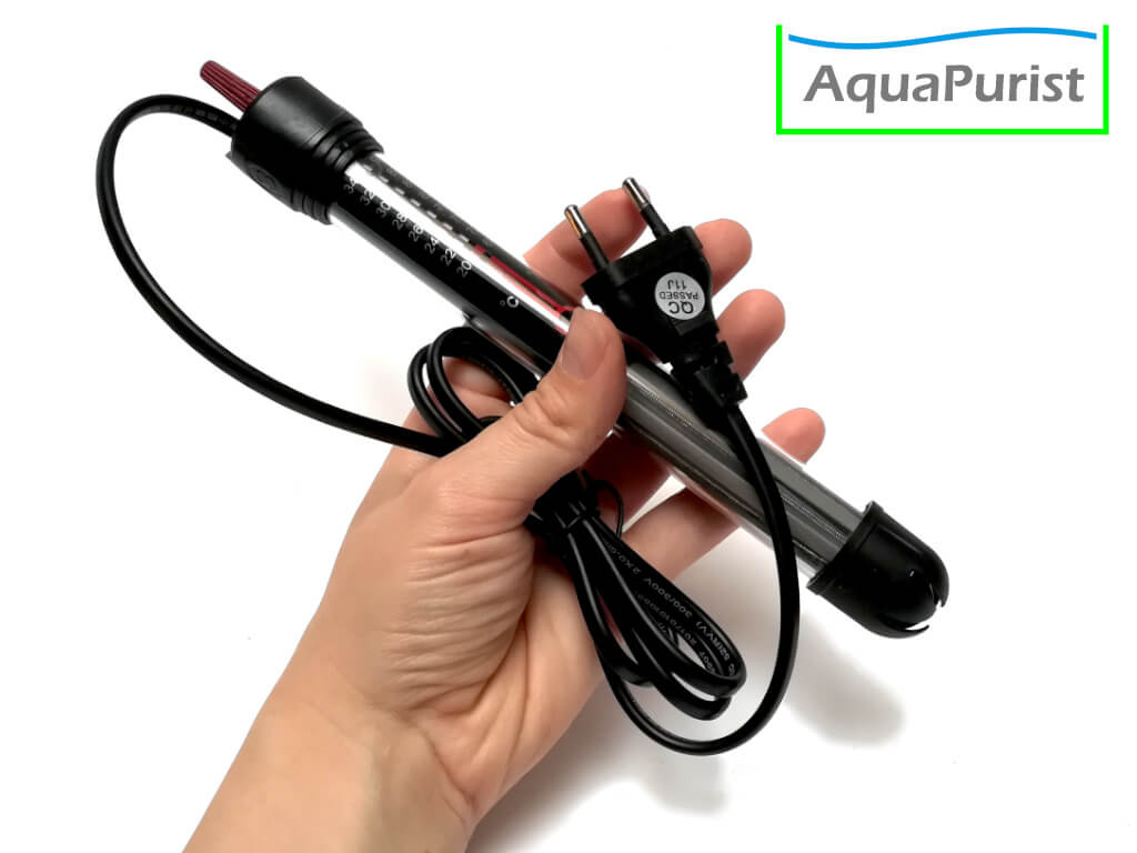 Aquarien-Regelheizer auf einer Hand als Größenvergleich