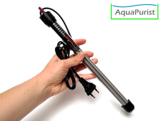 Aquarien-Regelheizer auf einer Hand als Größenvergleich