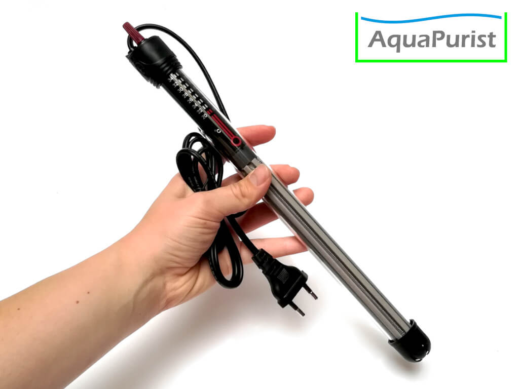 Aquarien-Regelheizer auf einer Hand als Größenvergleich